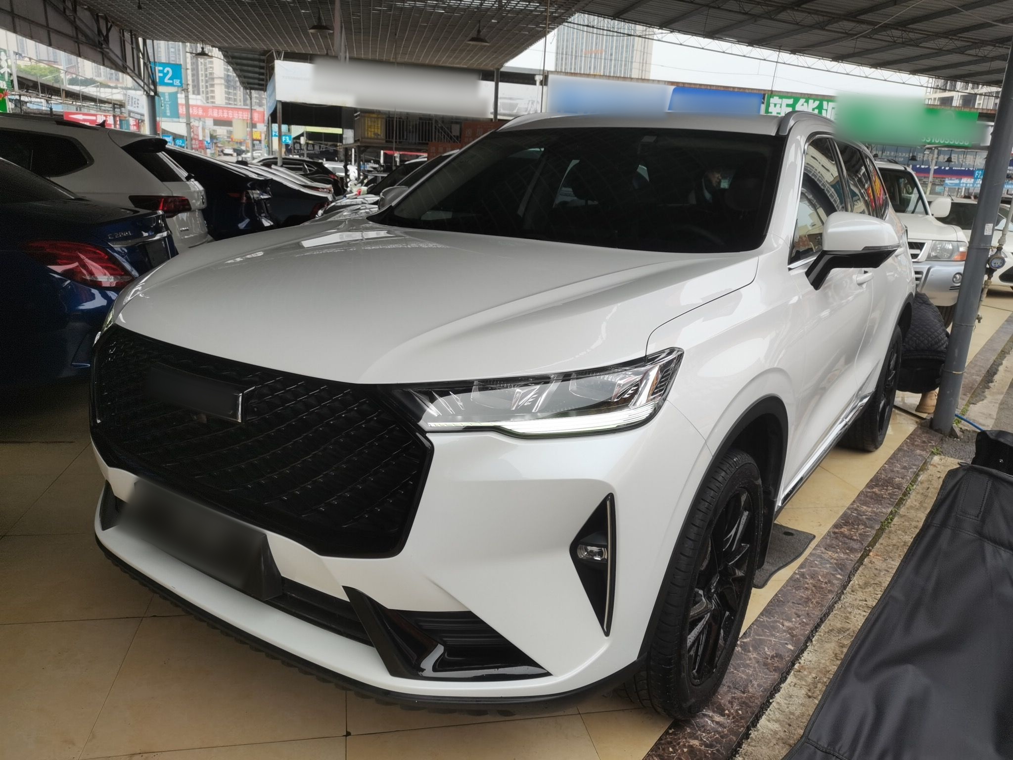 Под передней частью автомобиля