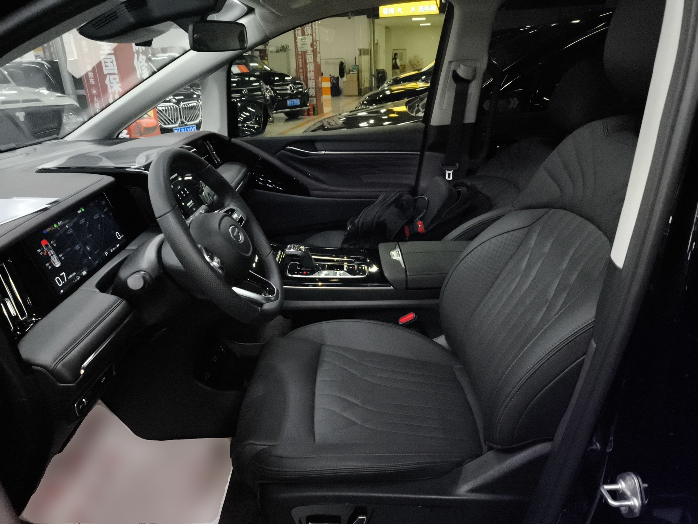 المقاعد الأمامية داخل السيارة