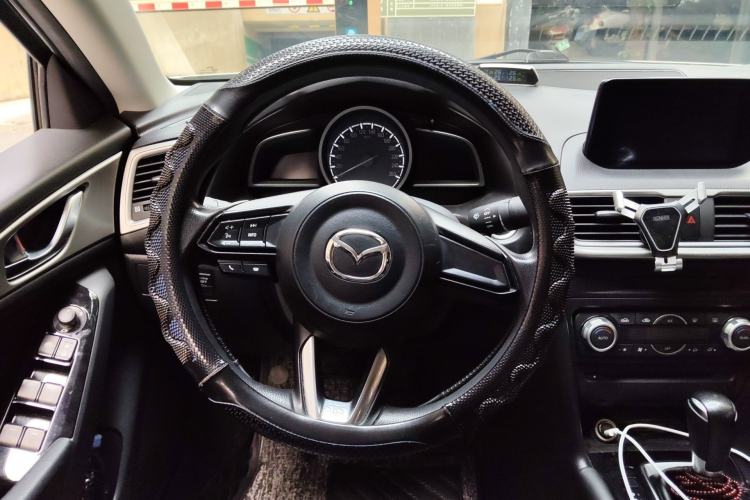 Used Mazda 3 Axela 2017 Sedan 1.5L Automatic Luxury Model China VI Standard Steering Wheel