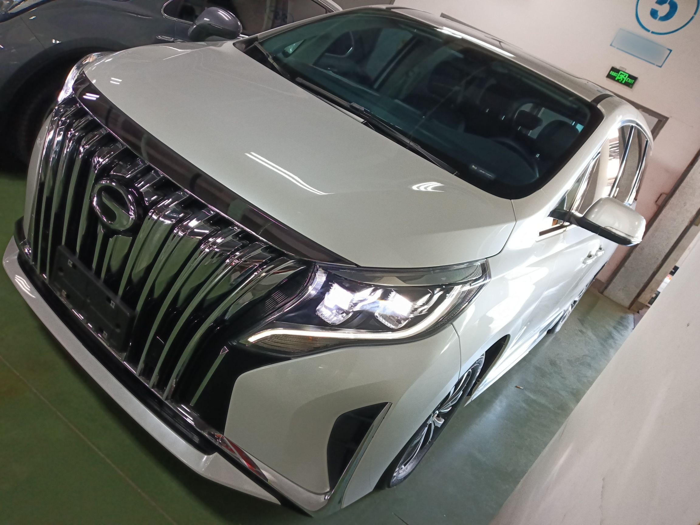 تحت مقدمة السيارة