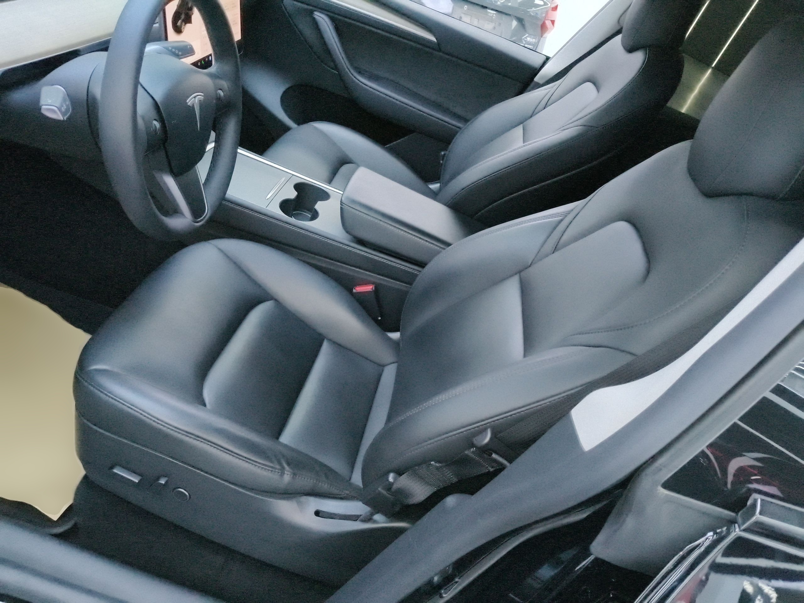 Переднее сиденье в автомобиле