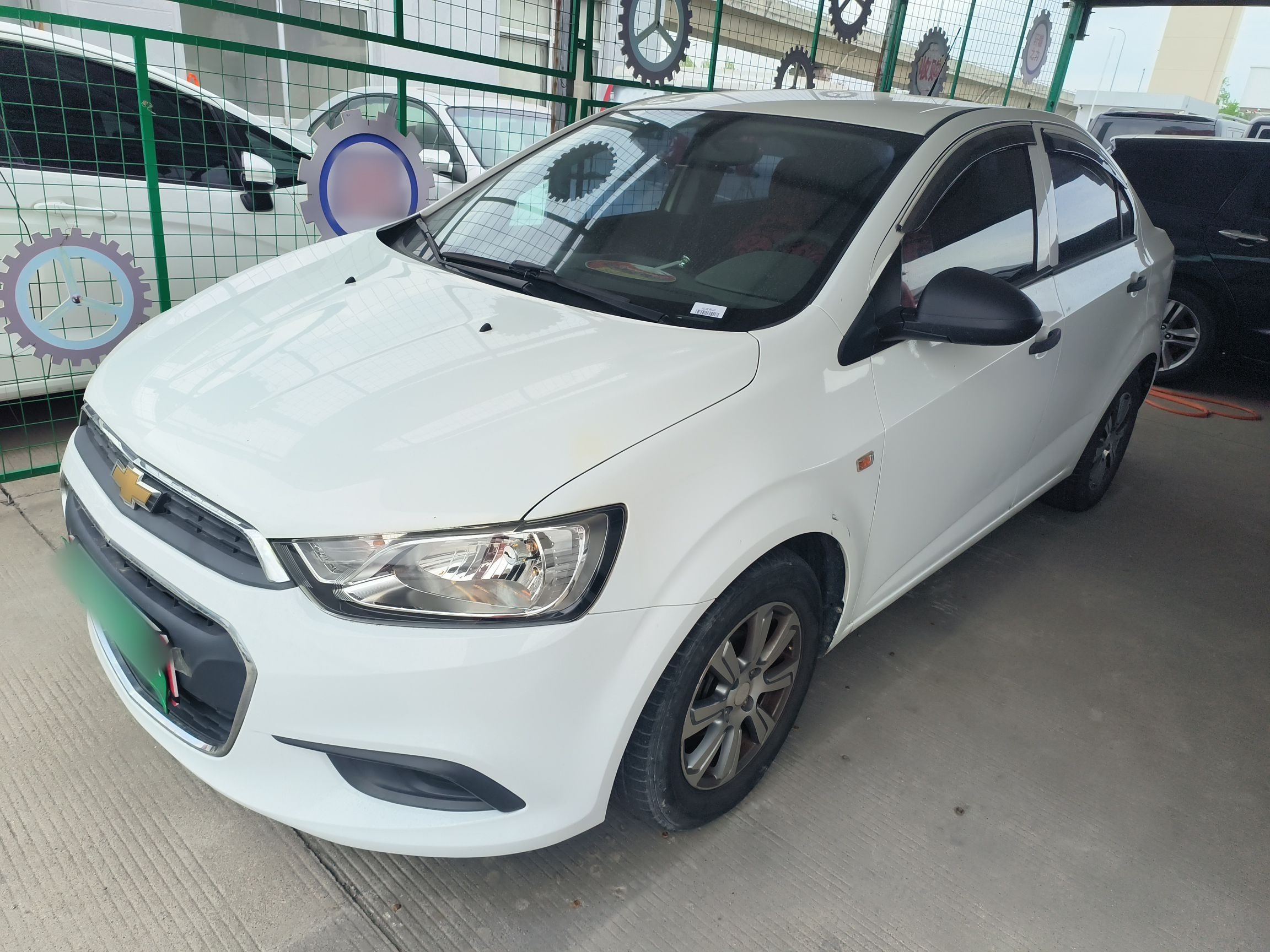 تحت مقدمة السيارة