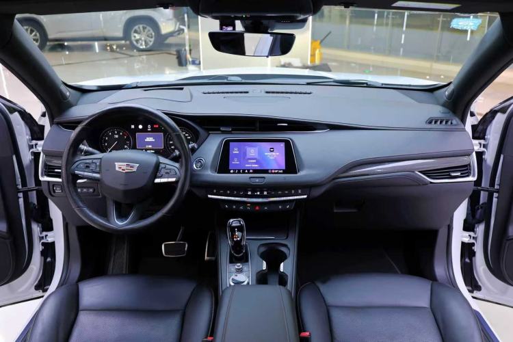 Used Cadillac XT4 2020 28T 4x4 Platinum Sport Edition Interior 3