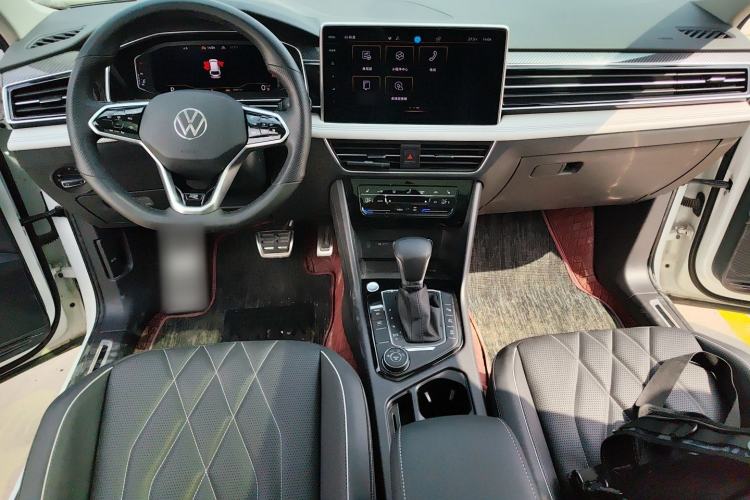 Used Volkswagen Tiguan L 2023 Facelifted 380TSI Automatic All-Wheel Drive R-Line Plus Version 7-Seater Center Console