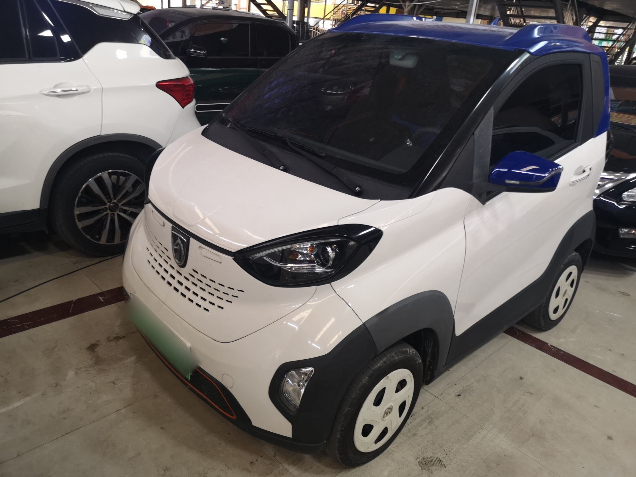 تحت مقدمة السيارة