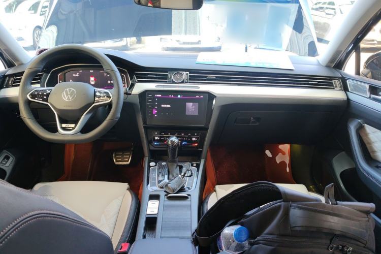 Used Volkswagen Magotan 2025 Revised Version Zhongxiang Edition 330TSI DSG Luxury Trim Center Console