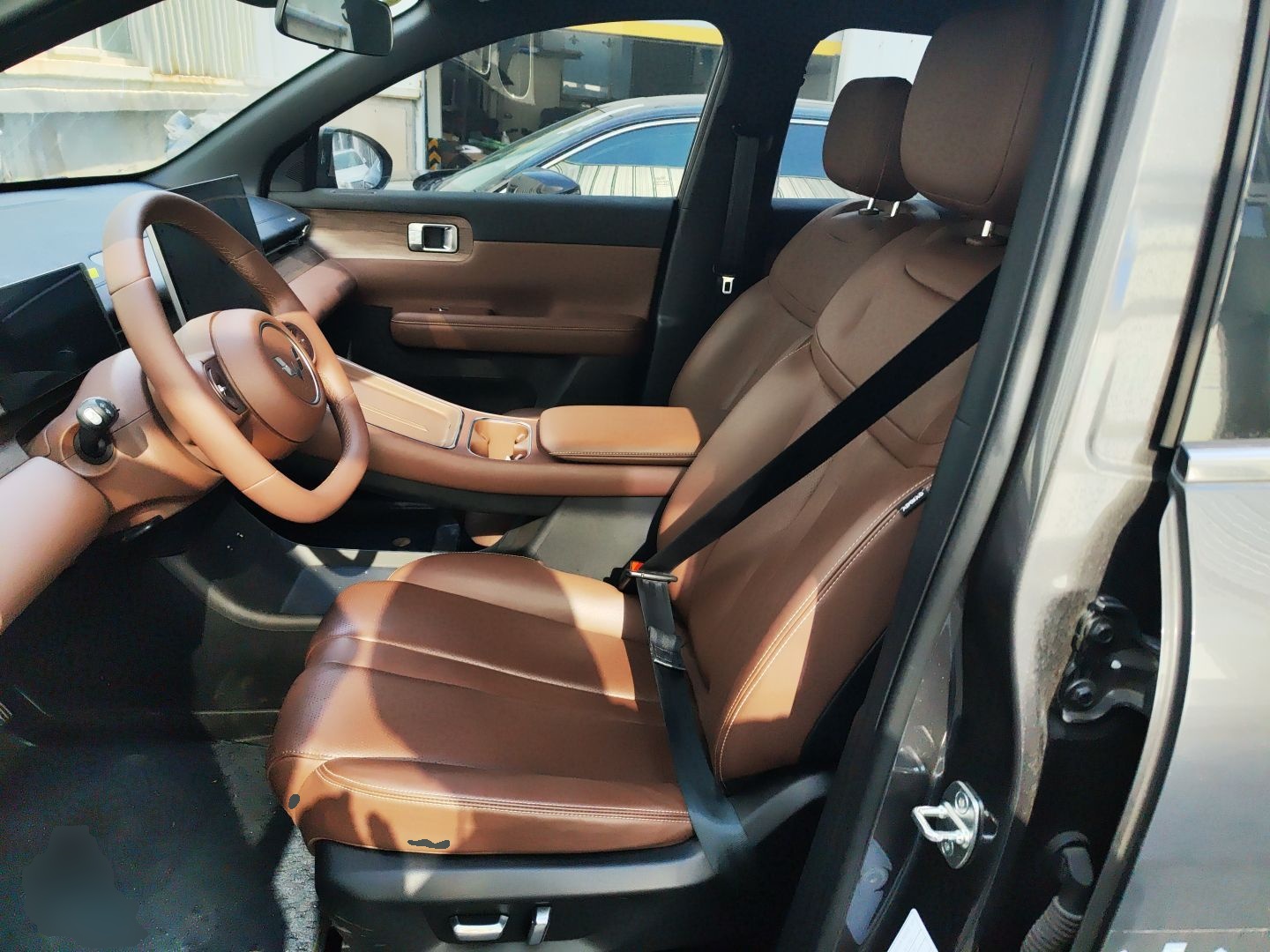 Переднее сиденье в автомобиле