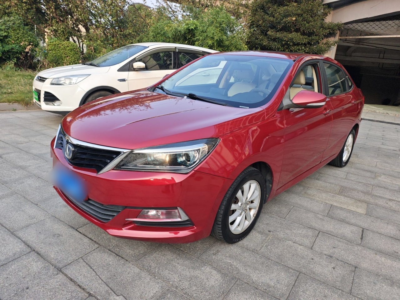 Под передней частью автомобиля