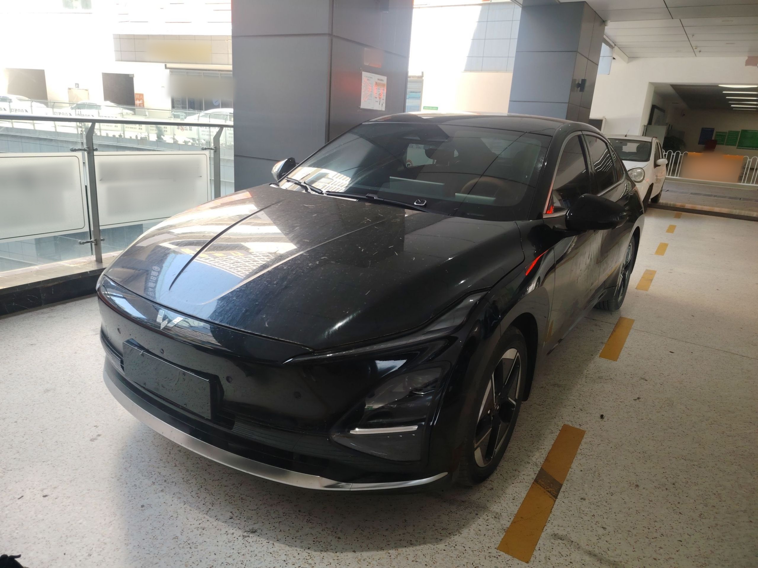 Под передней частью автомобиля