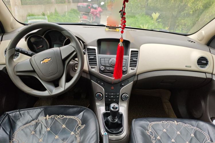 Used Chevrolet Cruze 2015 1.5L Classic SE MT Center Console