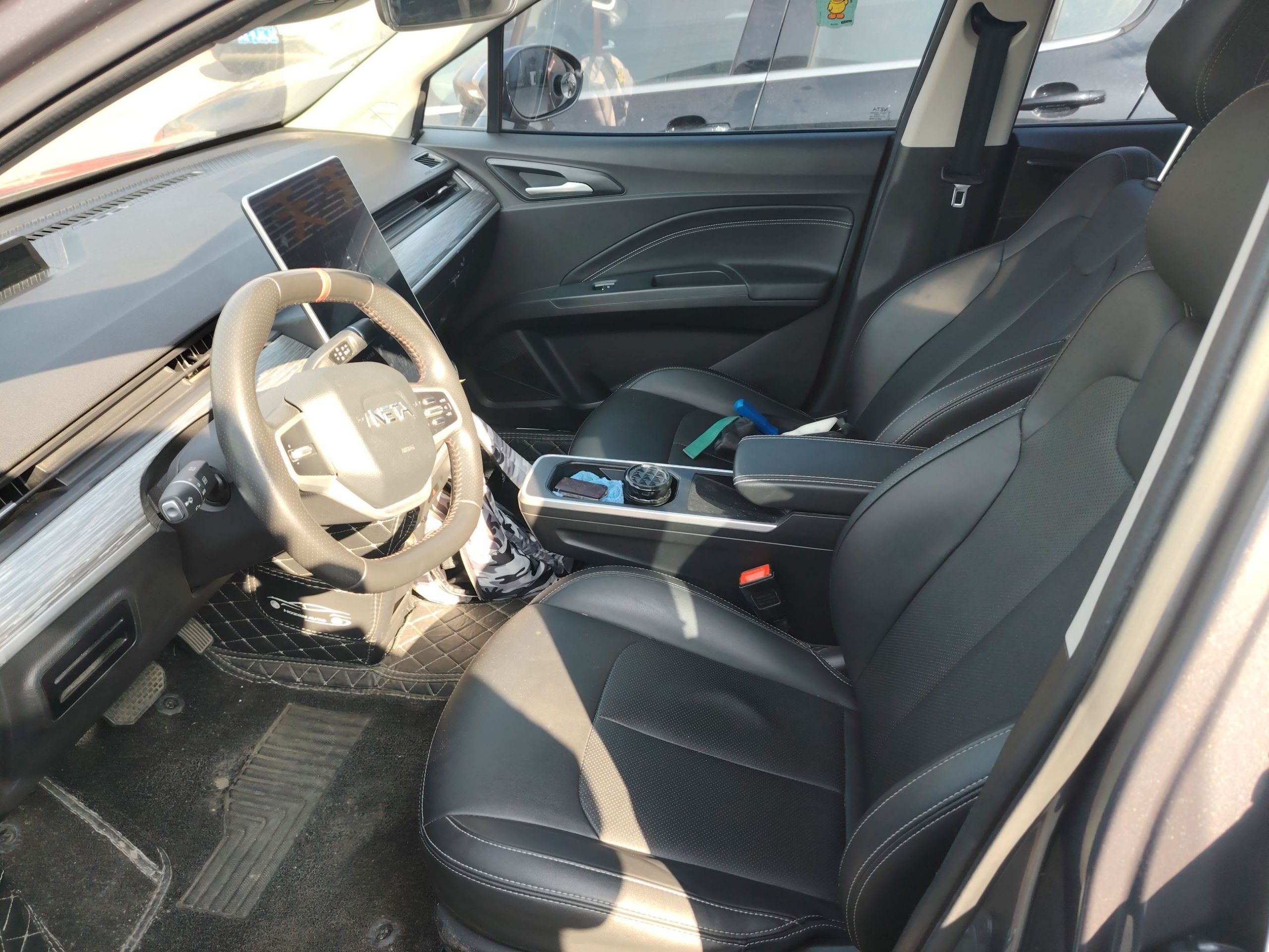 المقاعد الأمامية داخل السيارة