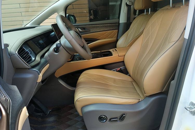 Used Denza D9 2022 DM-i 1040 Prestige Model