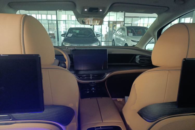 Used Denza D9 2022 DM-i 970 Four-Wheel Drive Prestige Model Center Console