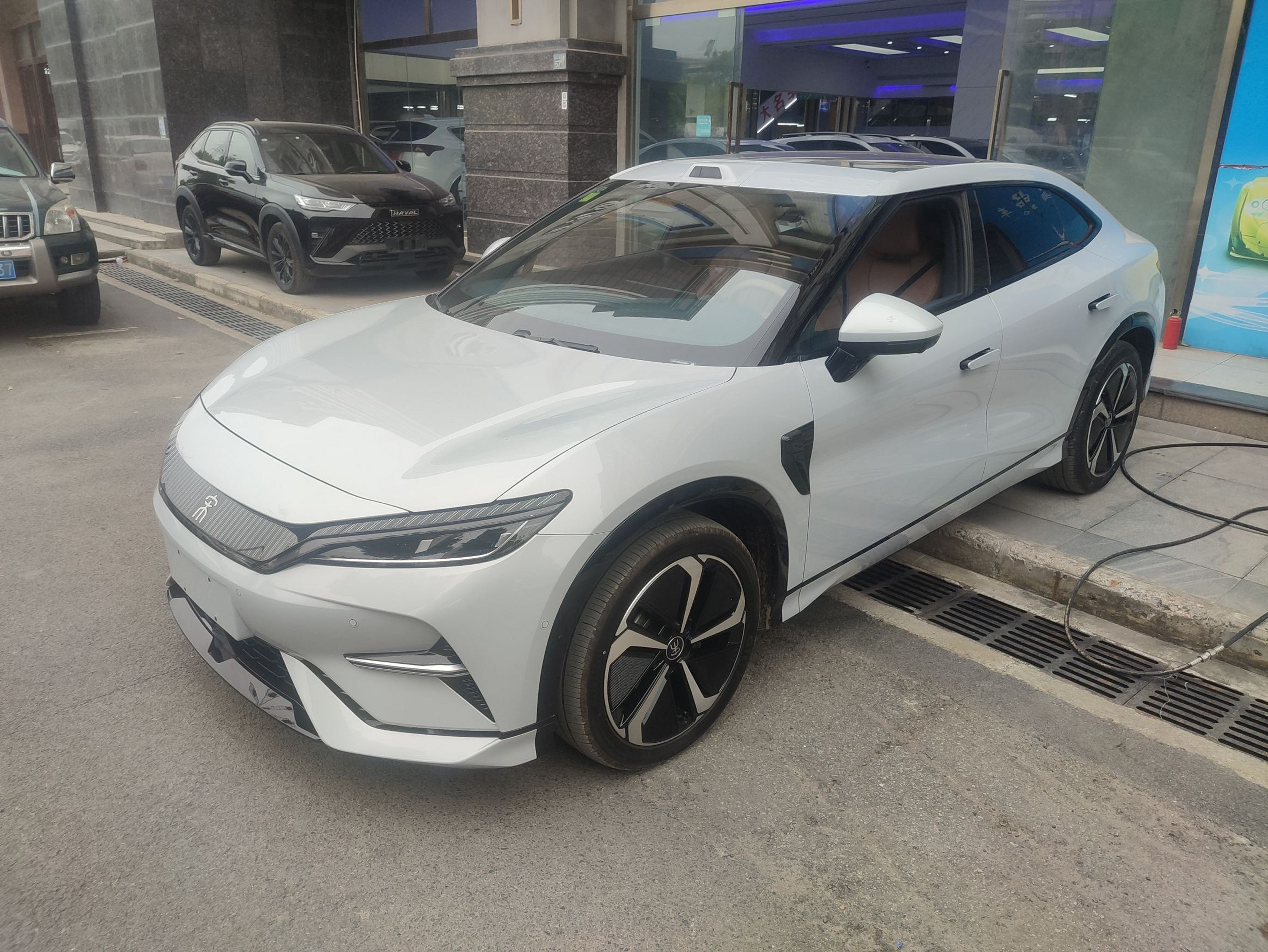 Под передней частью автомобиля