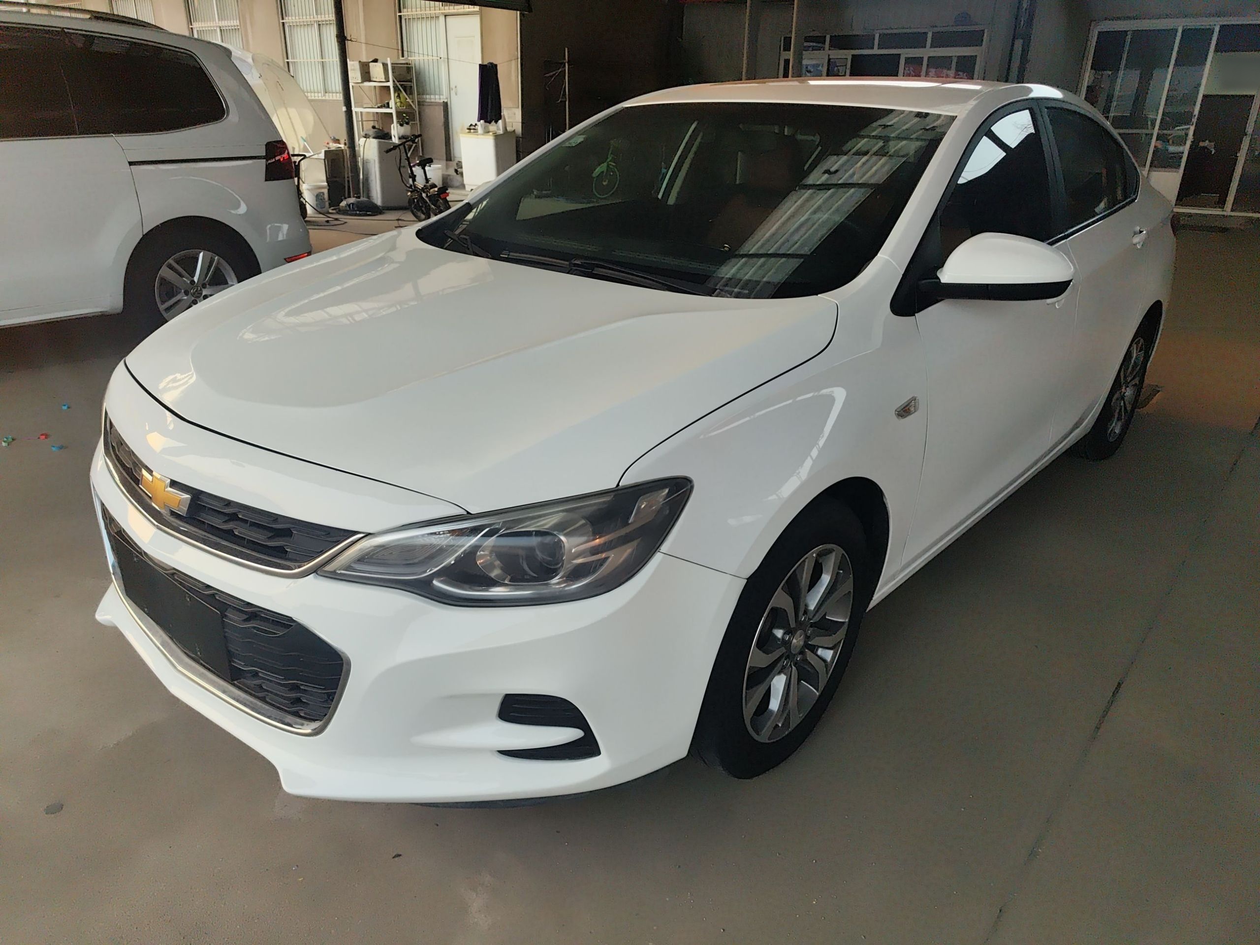 تحت مقدمة السيارة