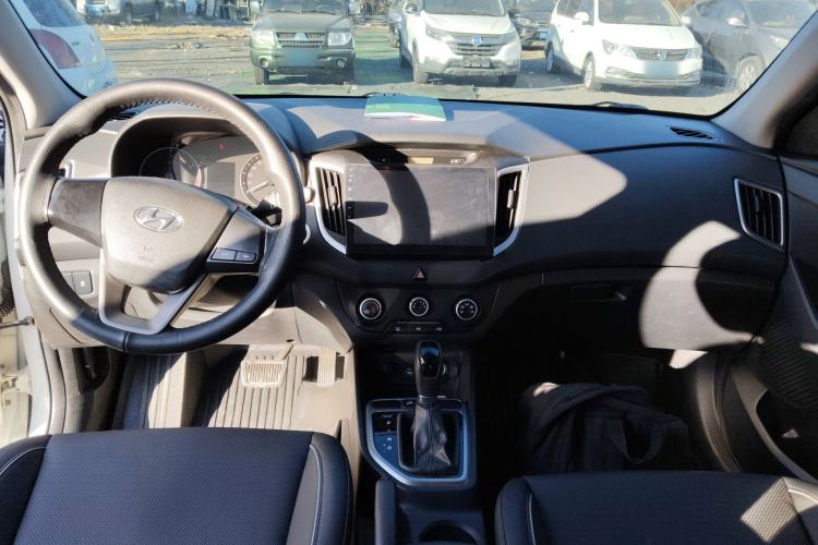 Used Hyundai ix25 2015 1.6L Automatic Two-Wheel Drive Smart GLS Trim Center Console