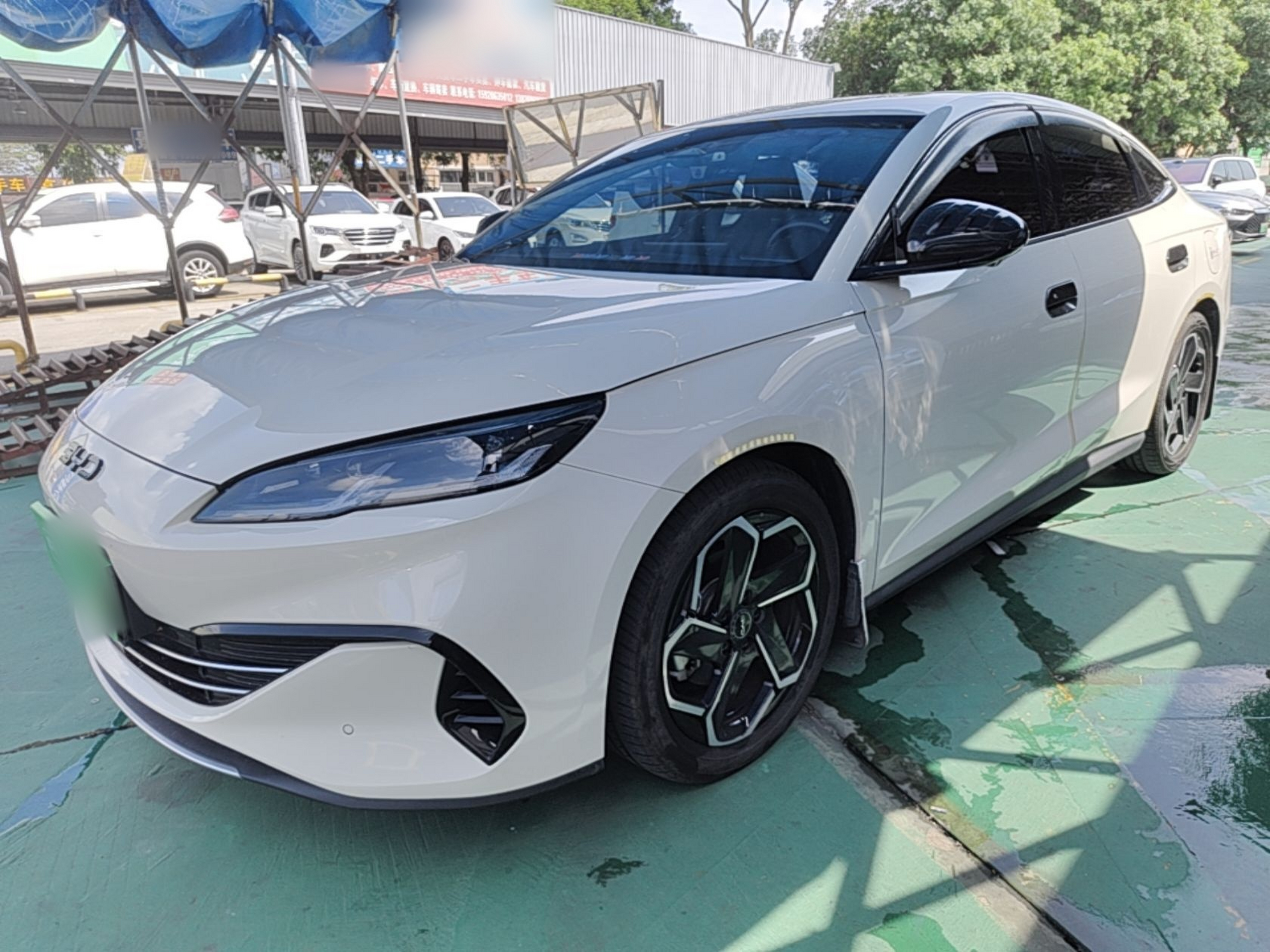 Под передней частью автомобиля