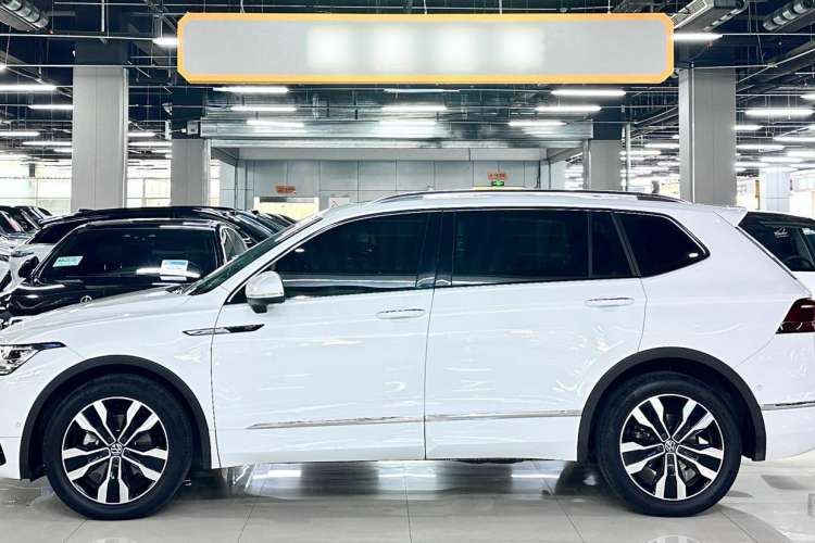 Used Volkswagen Tiguan L 2023 Facelift 380TSI Automatic All-Wheel Drive R-Line Flagship 7-Seater
