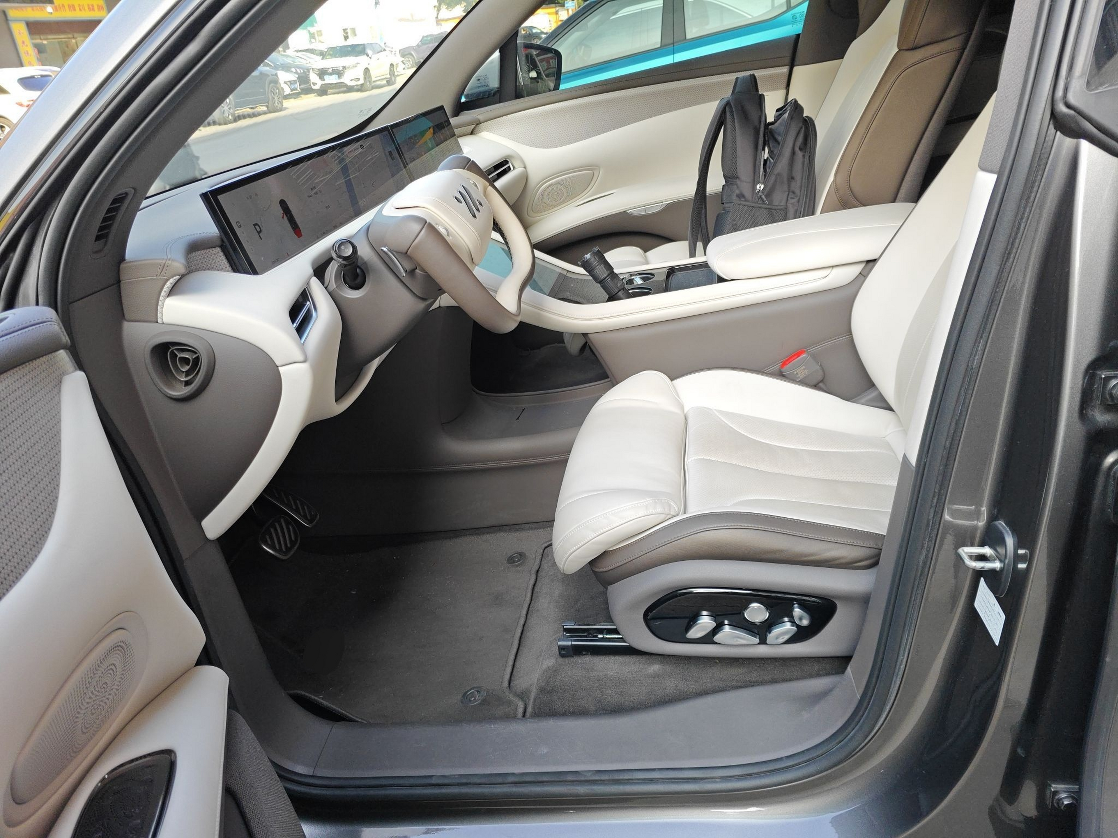 المقاعد الأمامية داخل السيارة