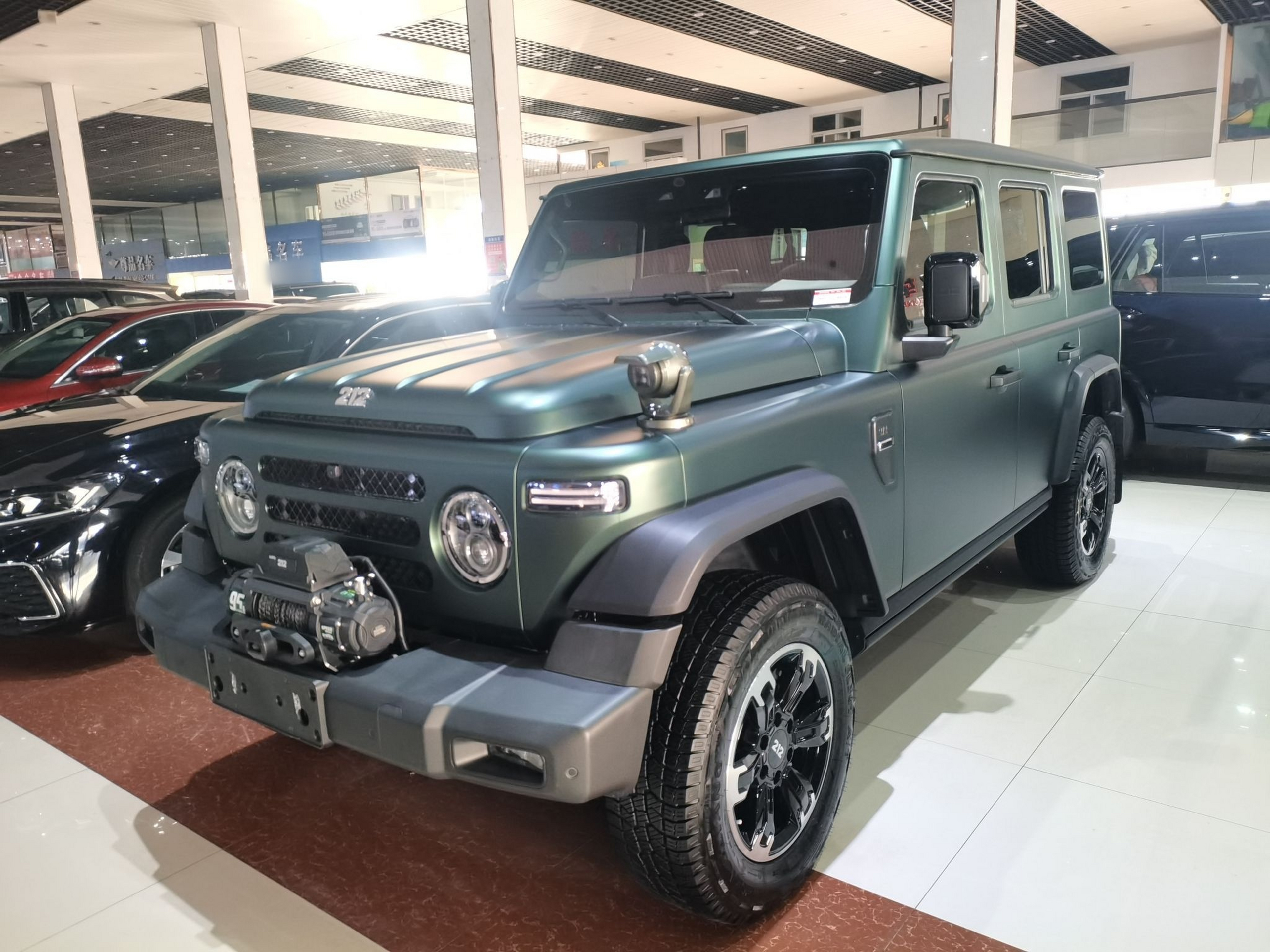 تحت مقدمة السيارة