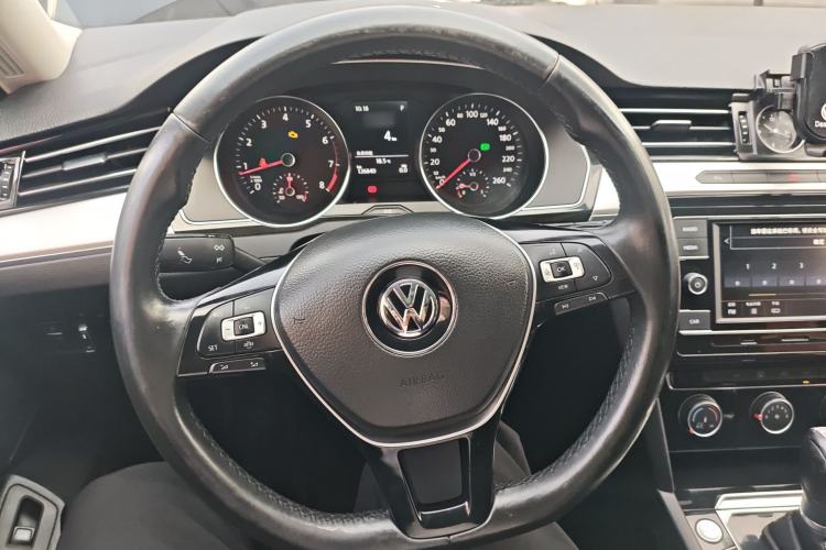 Used Volkswagen Magotan 2019 330TSI DSG Leading Edition China V Standard Steering Wheel