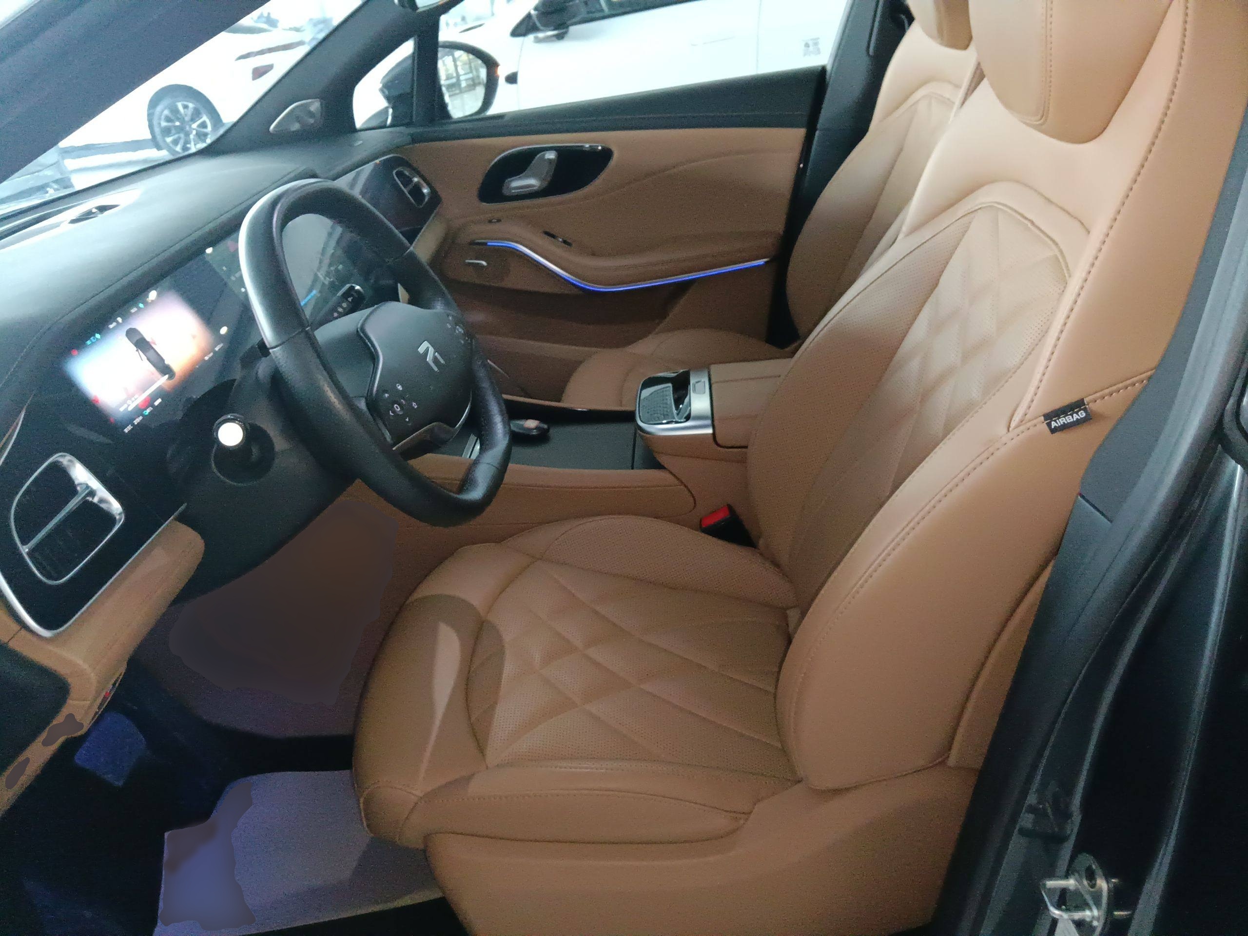 Переднее сиденье в автомобиле