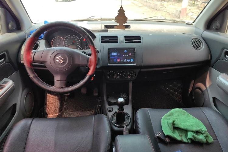 Used Suzuki Swift 2014 1.3L Manual Standard Edition Center Console