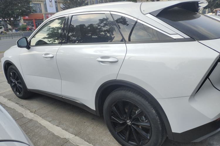 Used Venucia V 2022 260T Black Horse Edition – Top-Tier Choice Left Side