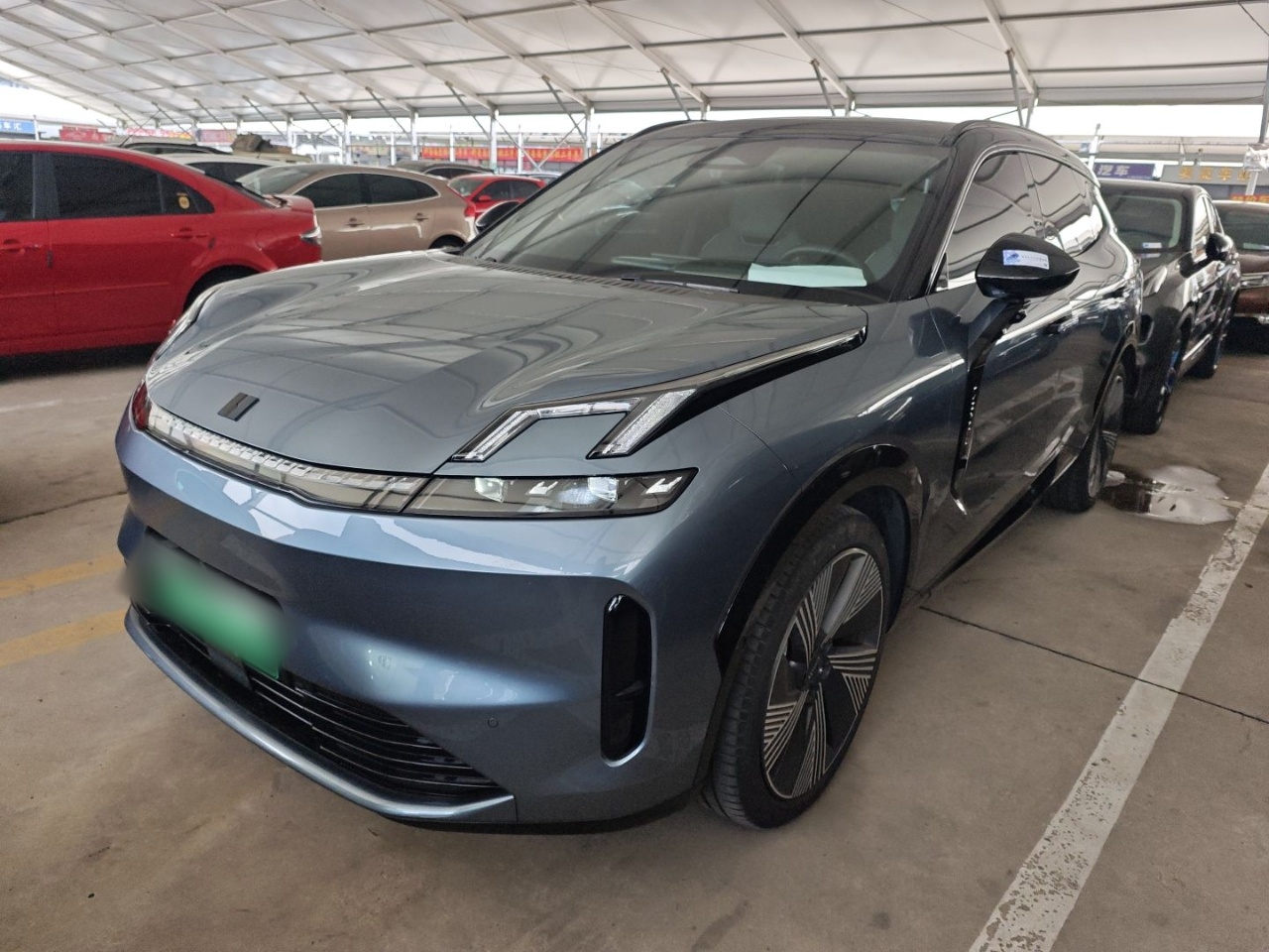 تحت مقدمة السيارة