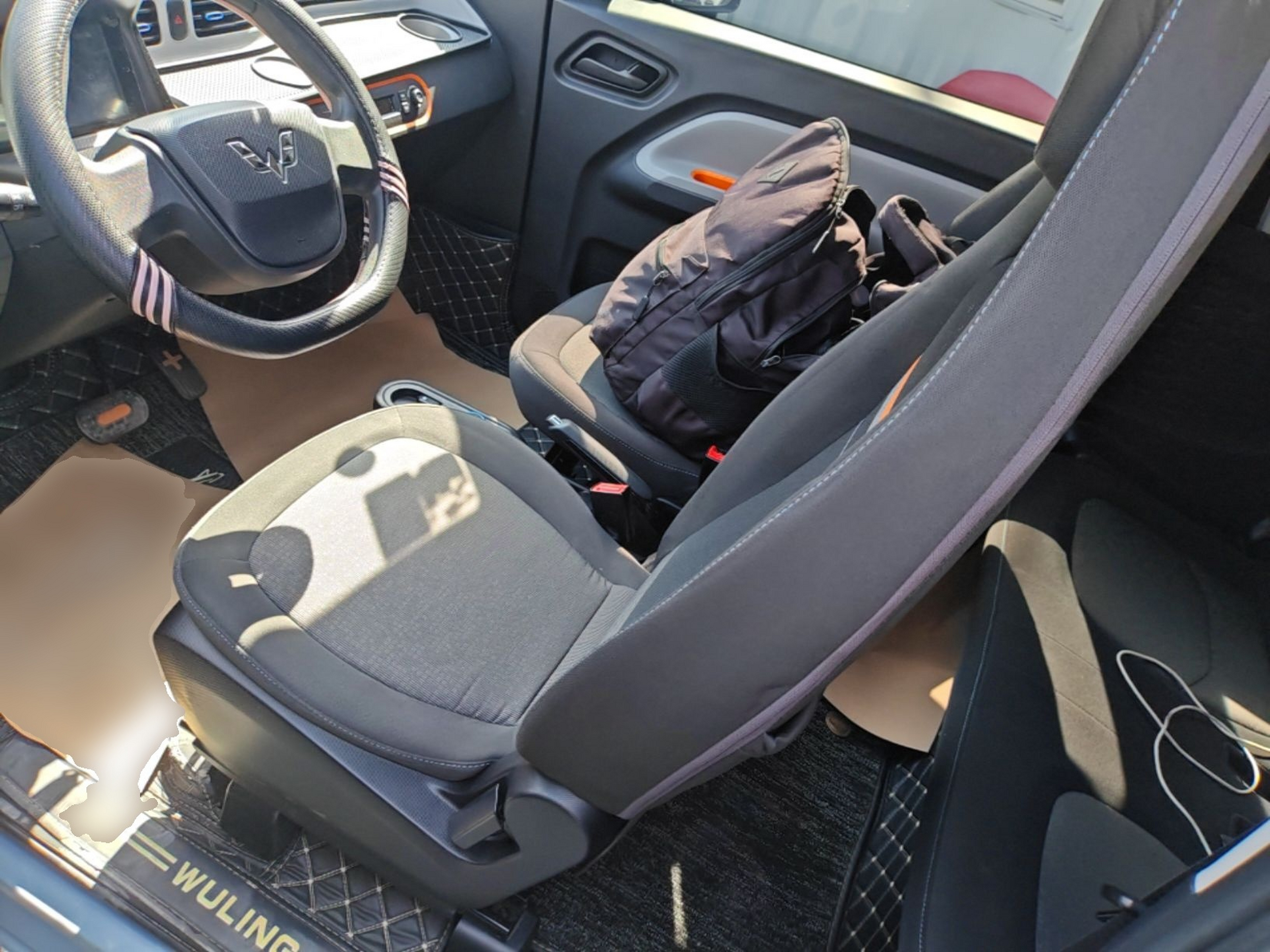 المقاعد الأمامية داخل السيارة