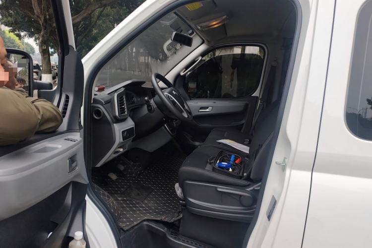 Used SAIC MAXUS Xintu V80 2024 Aotong Value Edition 6MT Short Wheelbase Ultra-Low Roof 127 Ps 7/8/9-Seater Interior 3