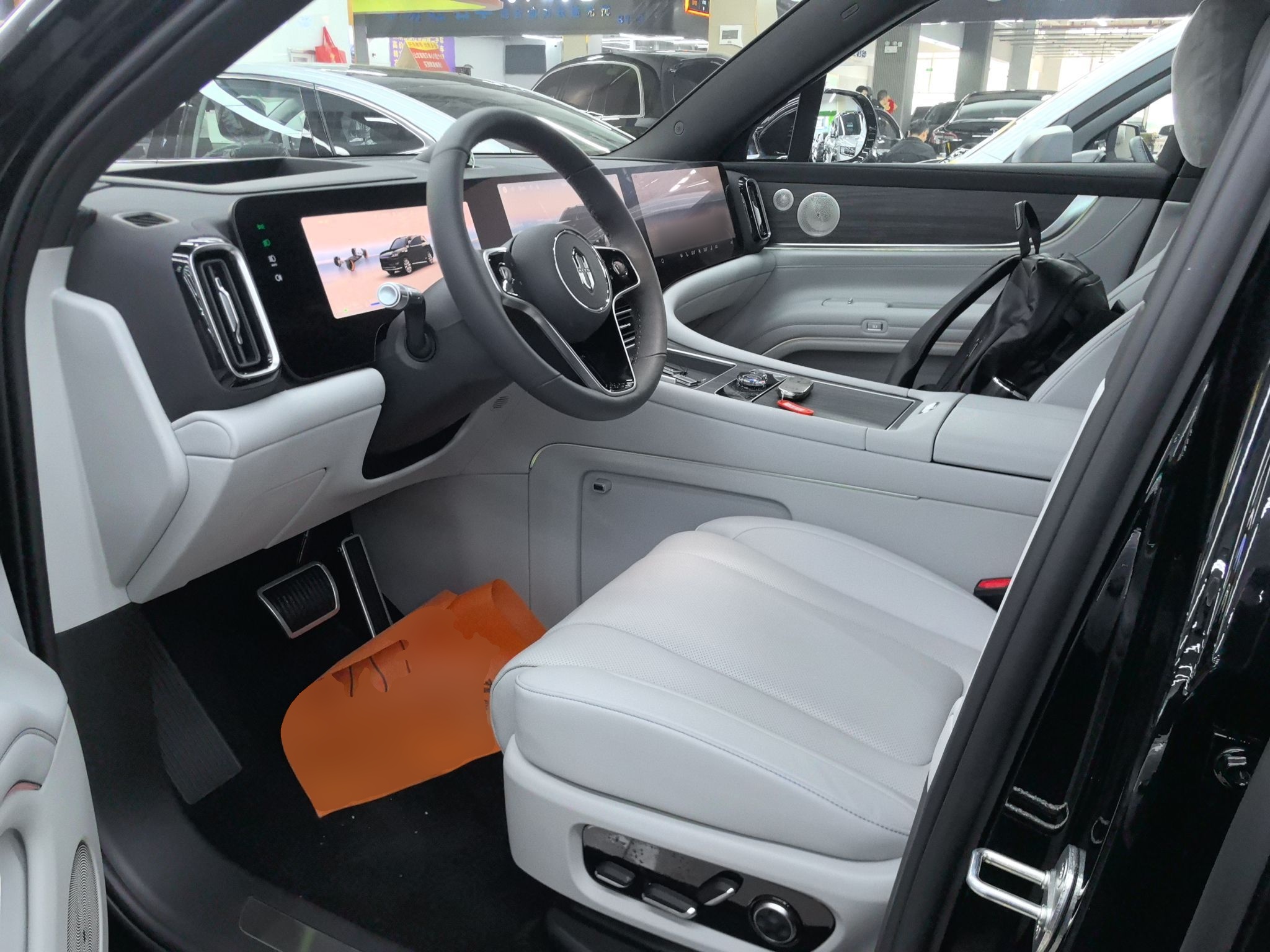 المقاعد الأمامية داخل السيارة