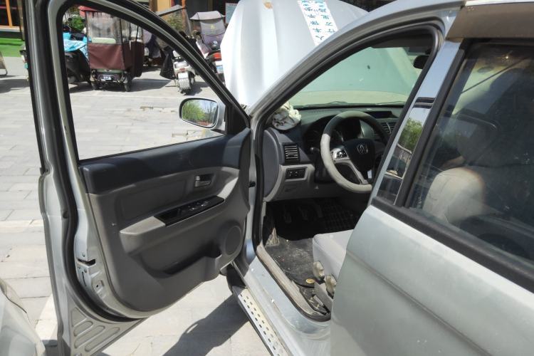 Used BAIC Weiwang M20 2014 1.5L Comfort Version BJ415B Driver Seat