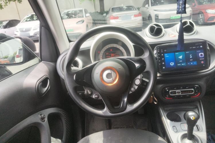 Used smart fortwo 2015 1.0L 52 kW hardtop Dynamic version