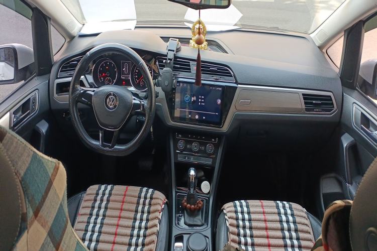 Used Volkswagen Touran 2016 Volkswagen Touran L 280TSI DSG Comfort Edition Center Console