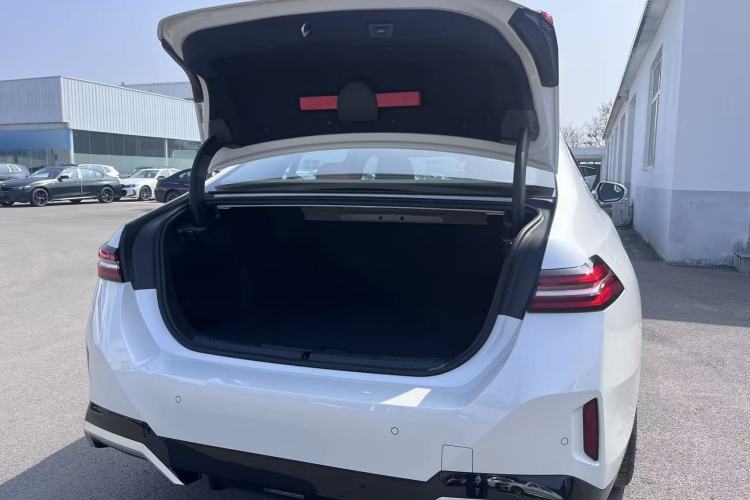 Used BMW i5 2024 eDrive 35L M Sport Package Interior 6