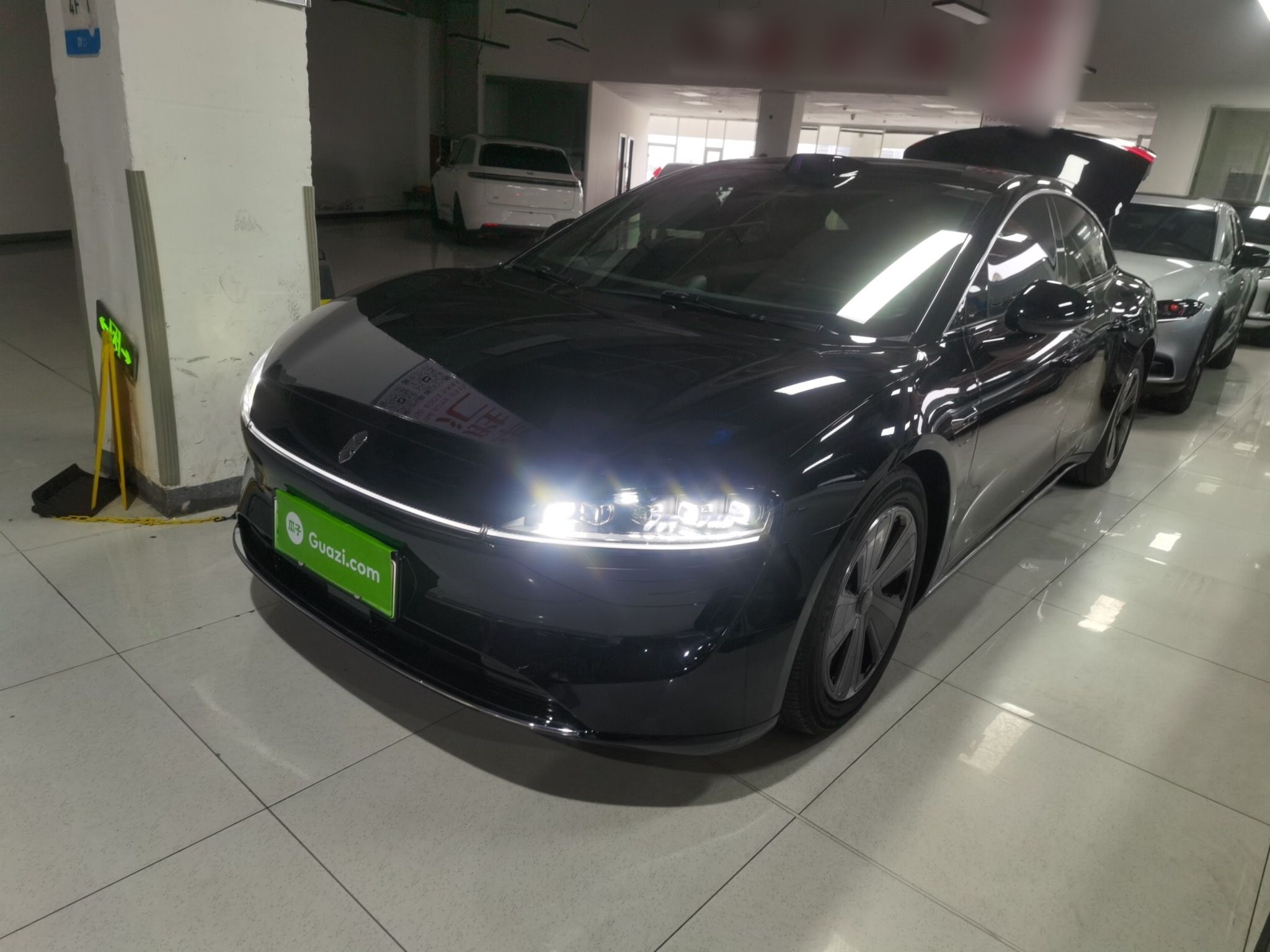 تحت مقدمة السيارة