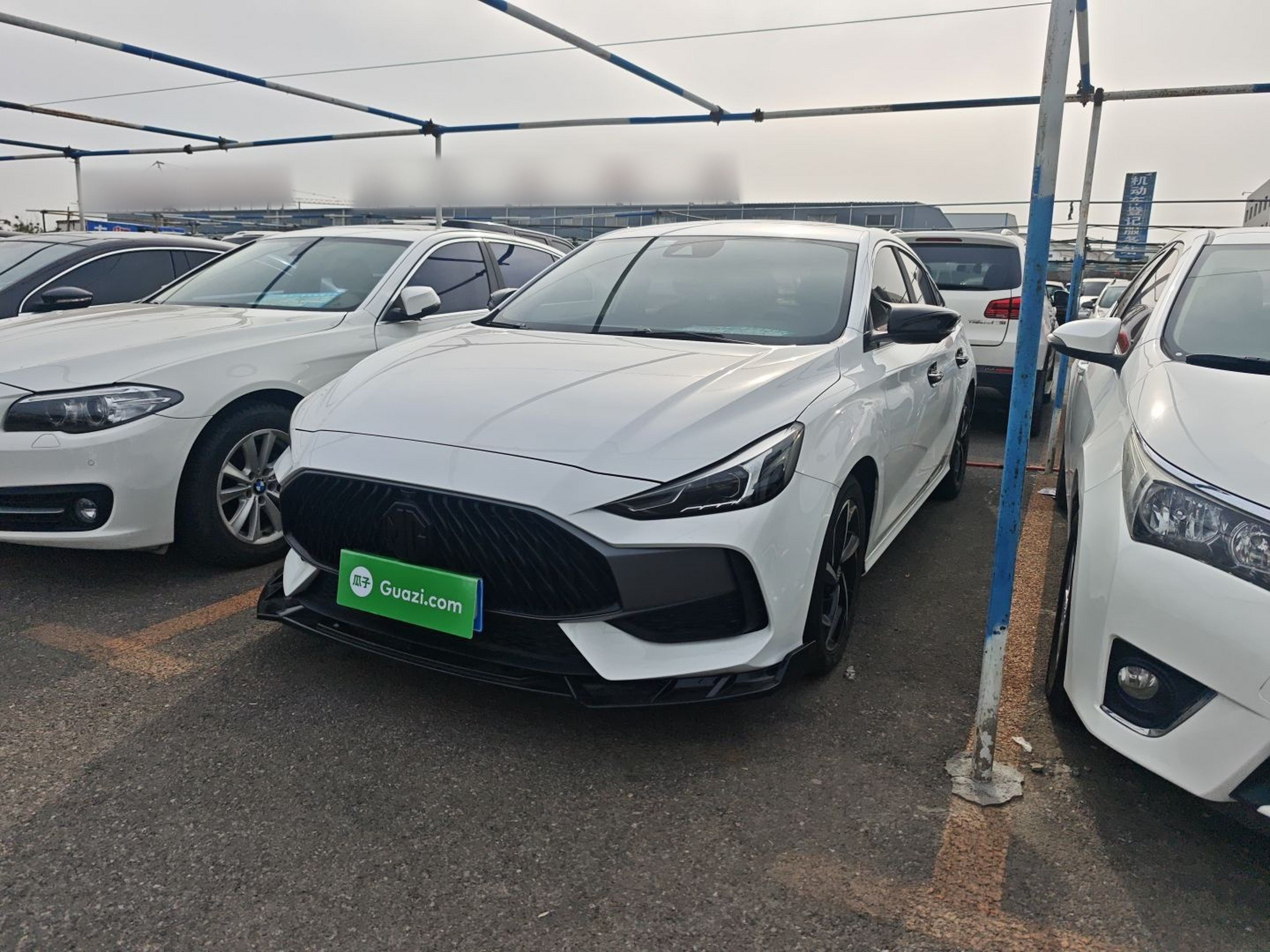 تحت مقدمة السيارة