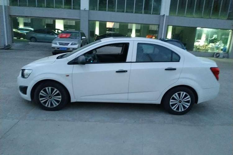 Used Chevrolet Aveo Sonic 2013 Sedan 1.4L Automatic with Sunroof