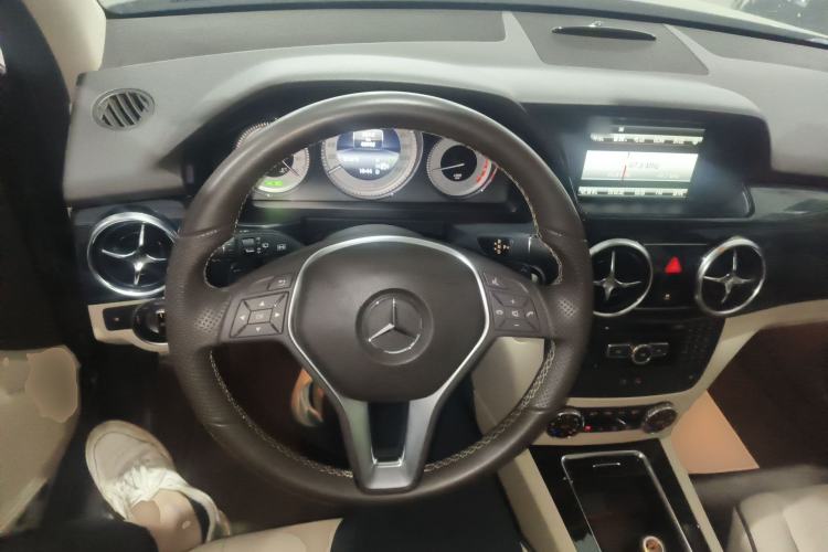 Used Mercedes-Benz GLK-Class 2013 Facelift GLK 300 4MATIC Luxury Edition Steering Wheel