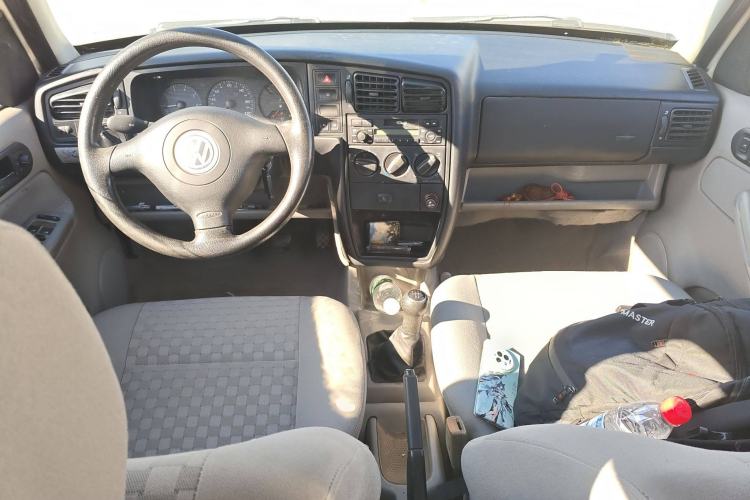 Used Volkswagen Jetta 2005 CIF Comfort Model Center Console