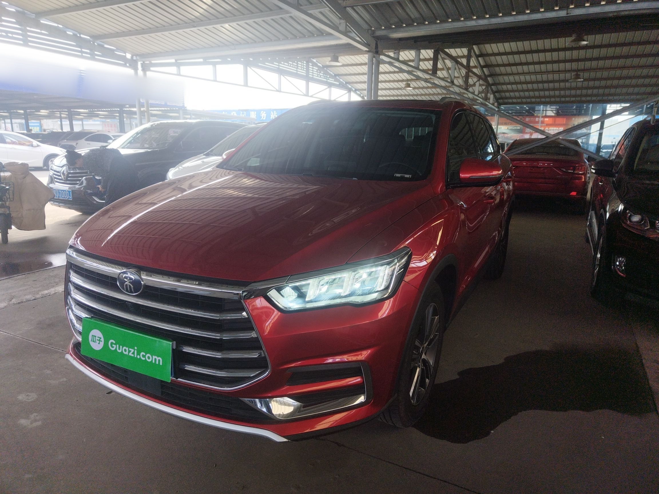 تحت مقدمة السيارة