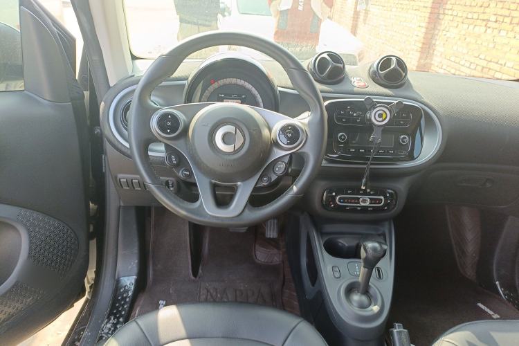 Used smart fortwo 2019 0.9T 66kW Hardtop Wind Power Edition China VI Steering Wheel