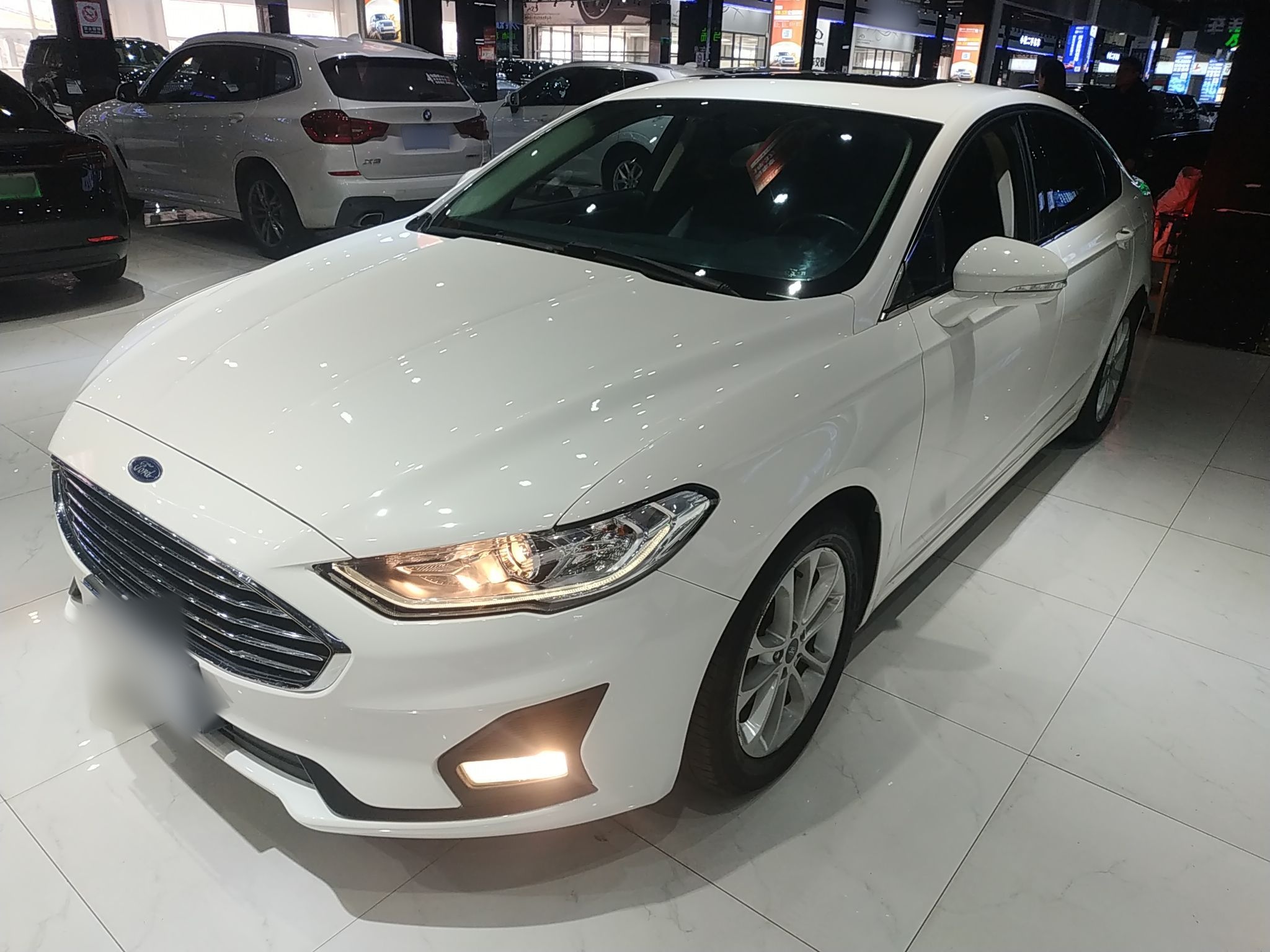 تحت مقدمة السيارة