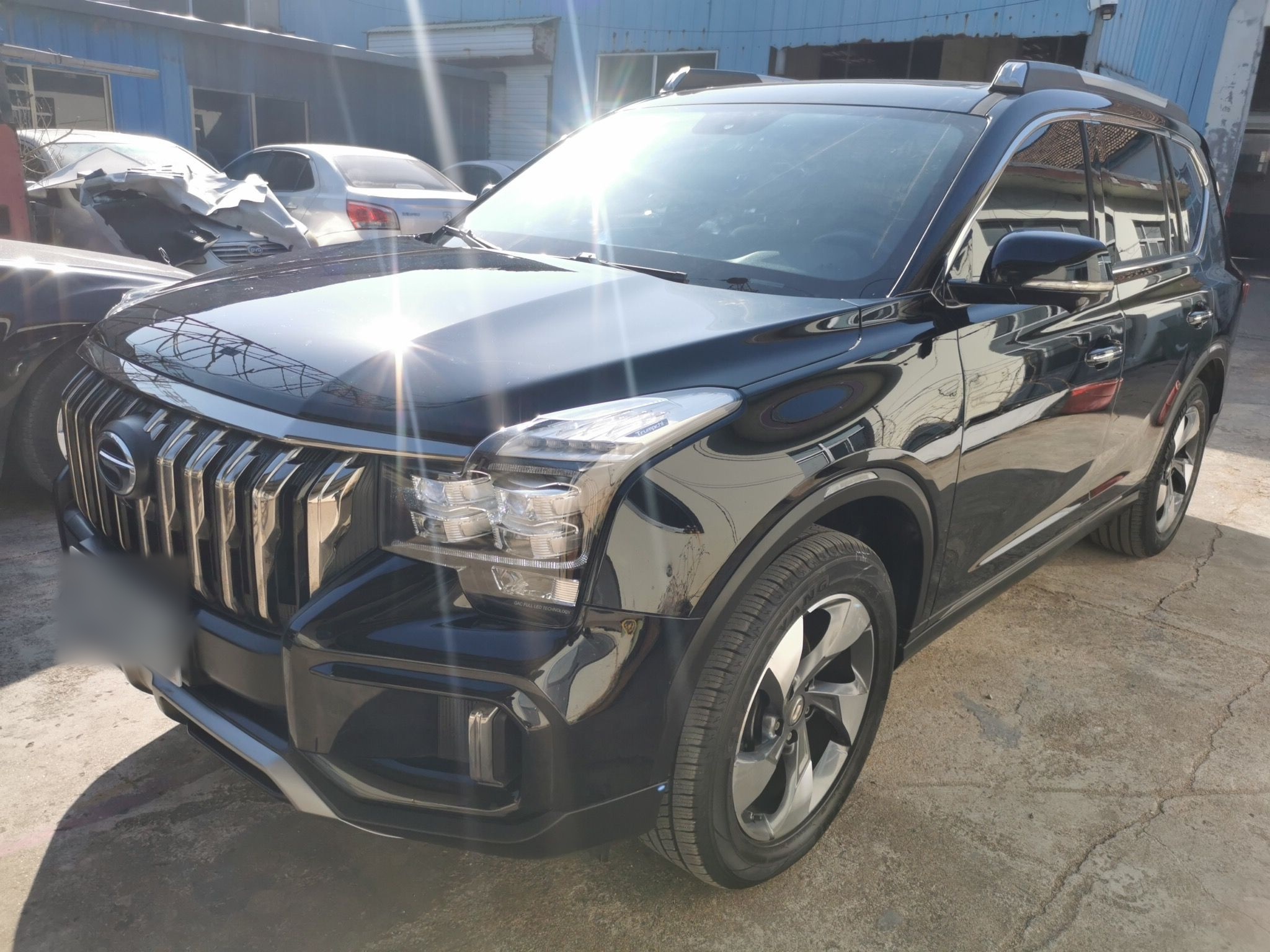 تحت مقدمة السيارة