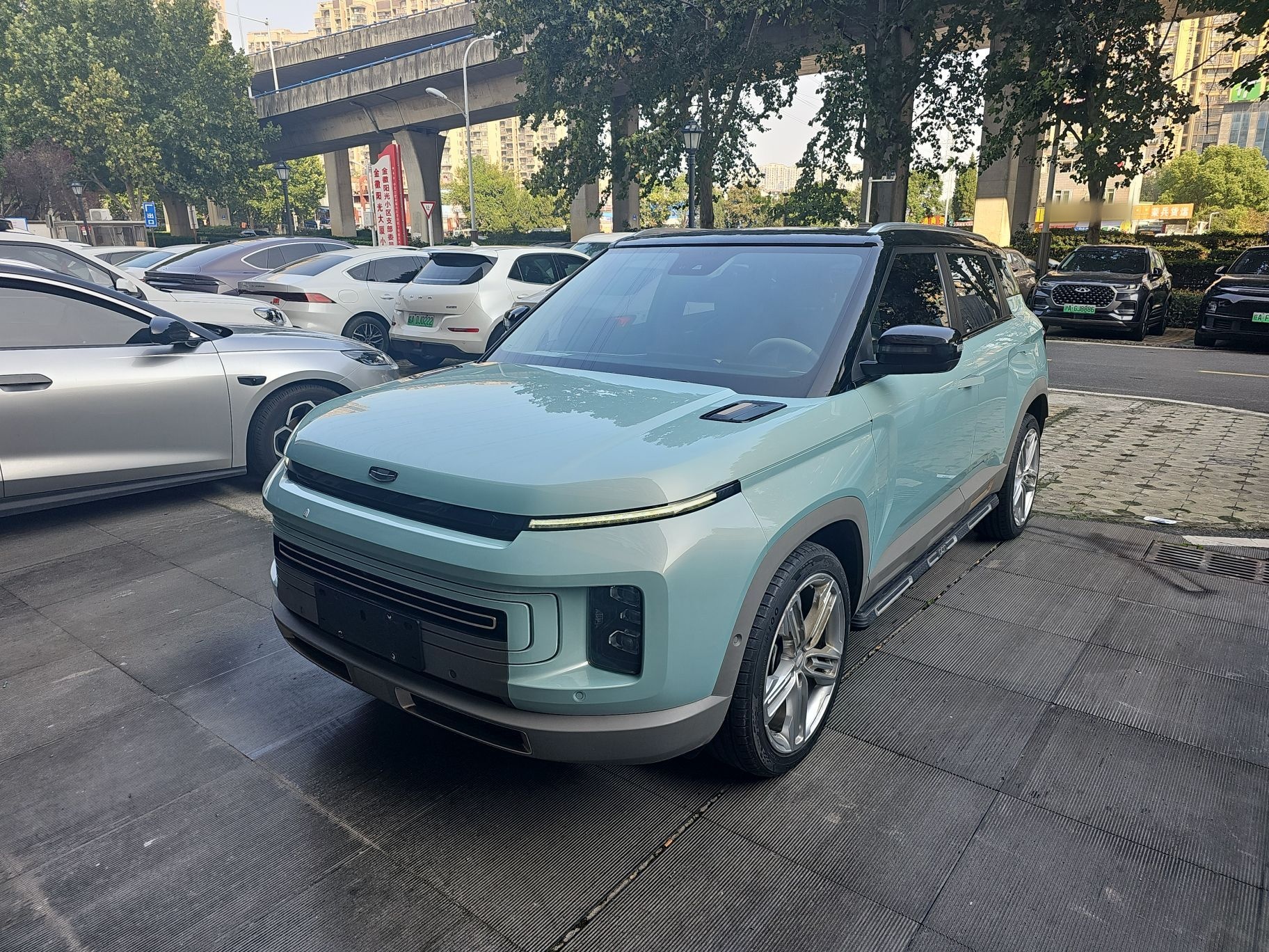 Под передней частью автомобиля