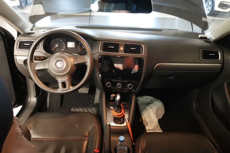 Used Volkswagen Sagitar 2014 1.6L Automatic Fashion Model Center Console