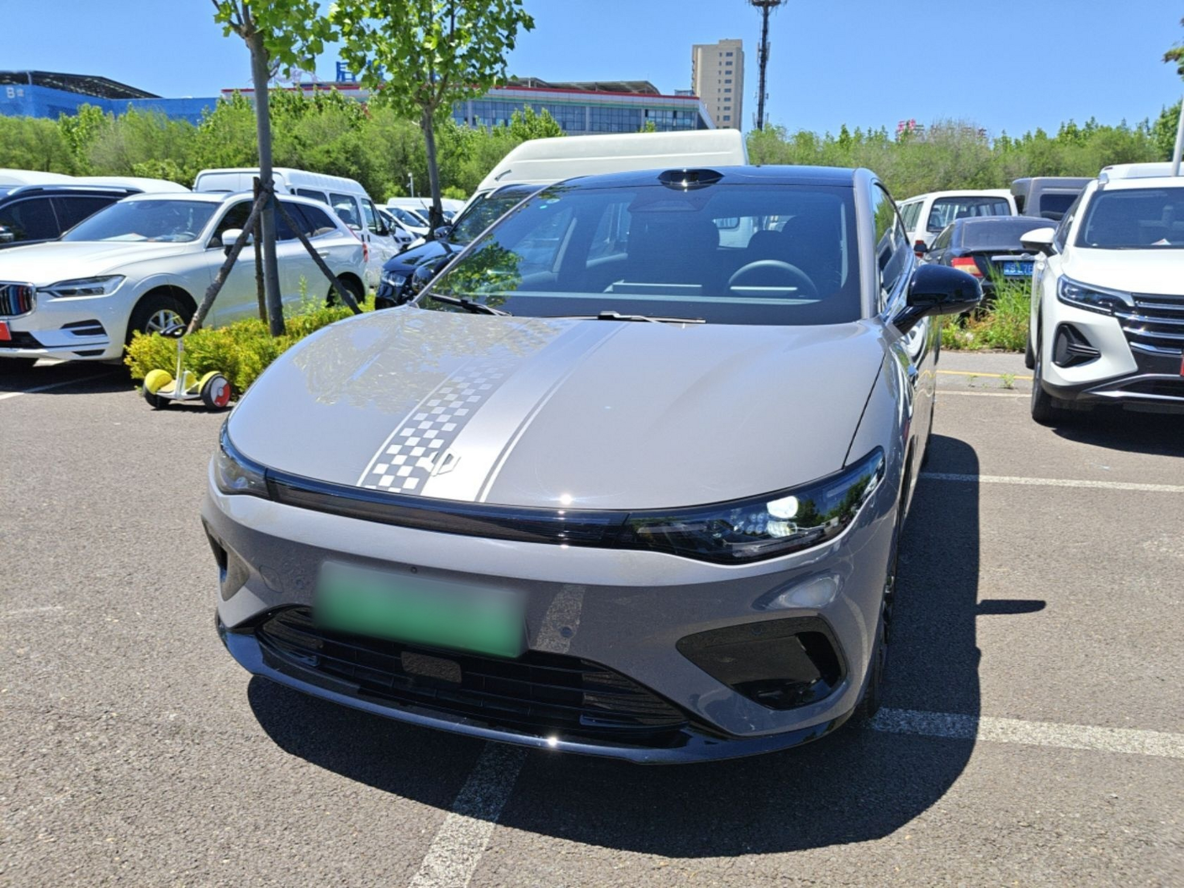 Под передней частью автомобиля