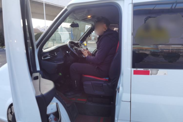 Used JMC Fushun 2023 2.0T Manual Short-Wheelbase Low-Roof Commercial Van 2/3 Seats with Lift-Up Tailgate
