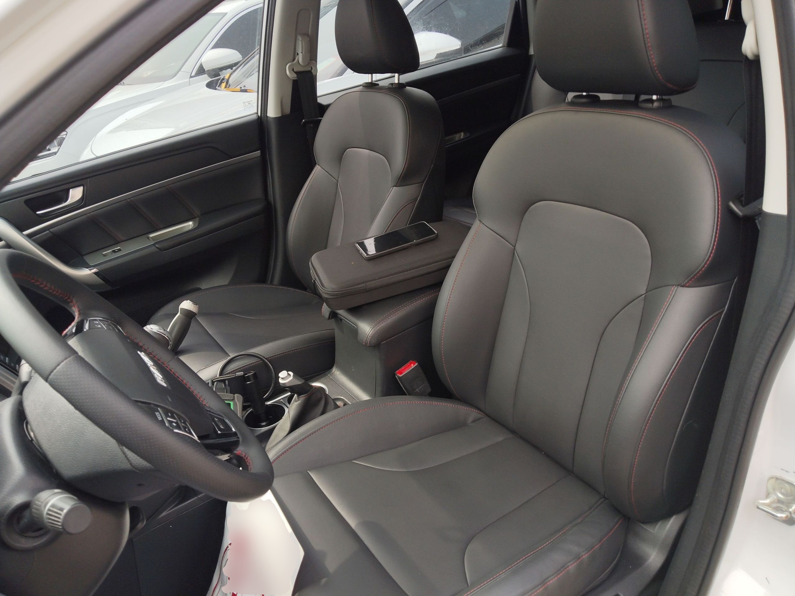 المقاعد الأمامية داخل السيارة